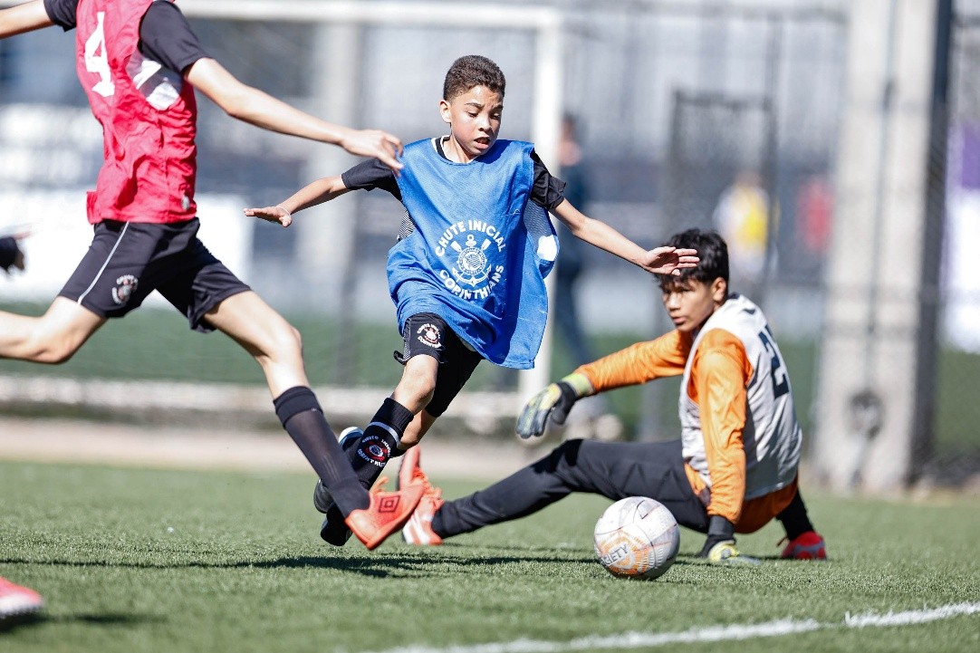 Jovens jogadores do Corinthians em uma clínica de futebol